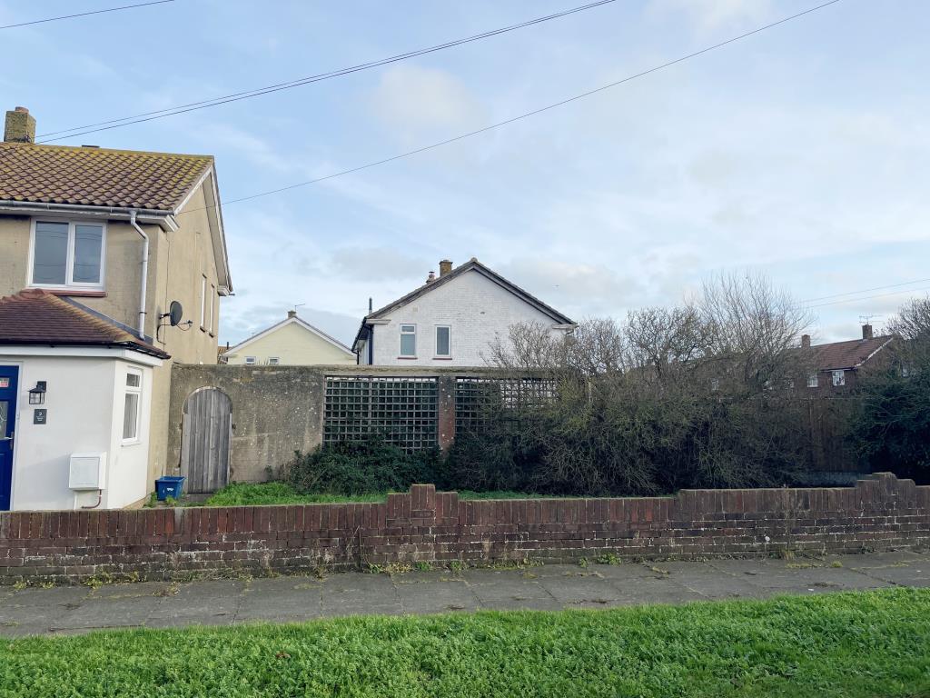 Lot: 112 - LAND WITH PLANNING FOR THREE-BEDROOM HOUSE - View of the site and adjoining house